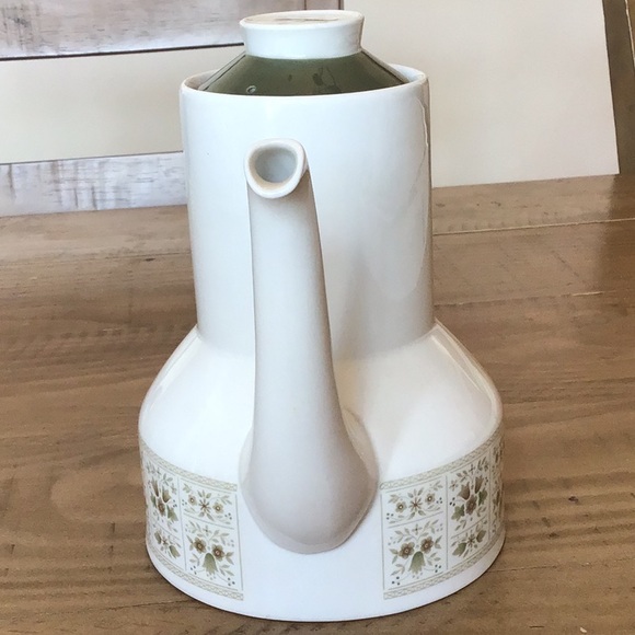 Royal Doulton Samarra Coffee Pot & Lid
Vintage English translucent china - Picture 7 of 16